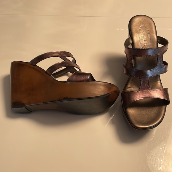 Callisto of Californian bronze tone sandals size 9 - Picture 2 of 2